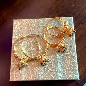 Two pairs of gold hoops